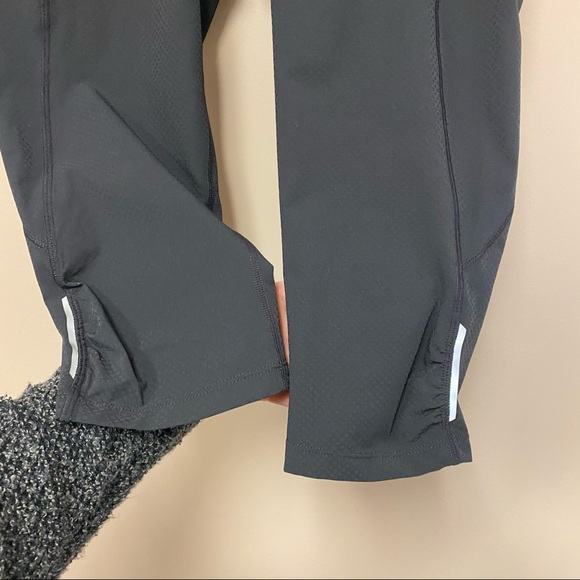 Athleta black stretchy running cropped capris - Picture 2 of 7